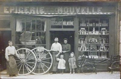 Une façade d'épicerie au n°73 de la rue, on y vendait un peu de tout, on voit même des roues de charette